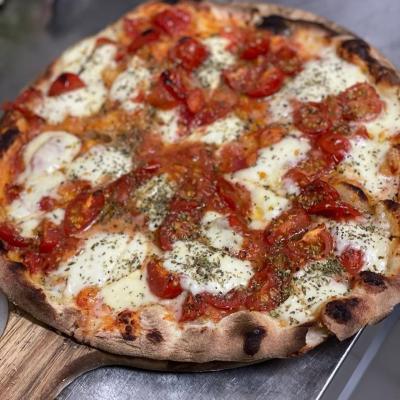 Pizza Margherita mit frischen Tomaten und Büffelmozarella